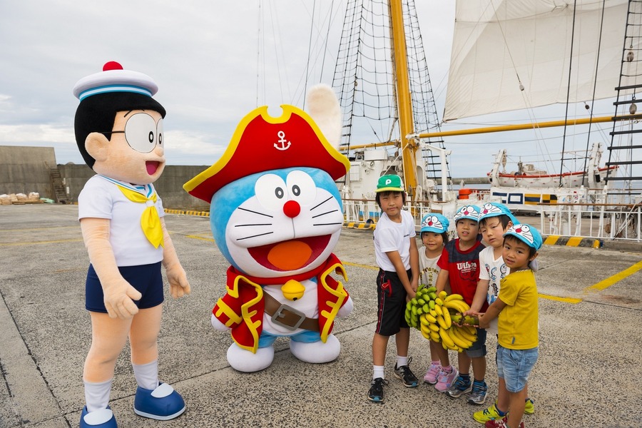 「子供たちがバナナをプレゼント」(C)藤子プロ・小学館・テレビ朝日・シンエイ・ADK 2018