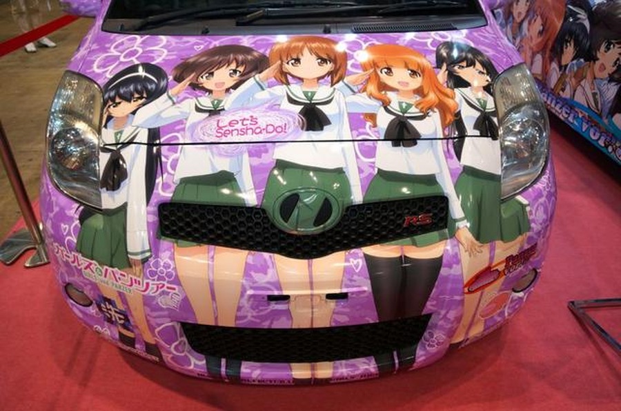 アニメコンテンツエキスポ2013に展示されたガールズ＆パンツァーの公式痛車(C)GIRLS und PANZER Projekt