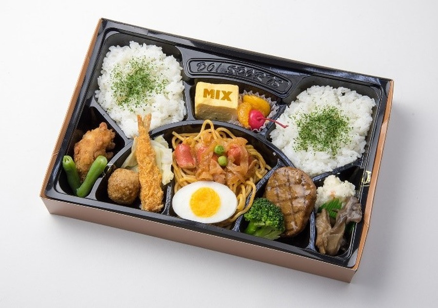 『MIX』コラボ「ミックスグリル弁当」 1,100円（税込）(C)あだち充／小学館　ゲッサン