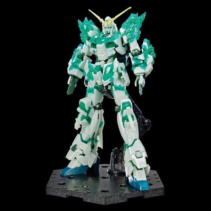 「HG 1/144 ガンダムベース限定 ユニコーンガンダム（光の結晶体）」3,240円（税込）(C)創通・サンライズ