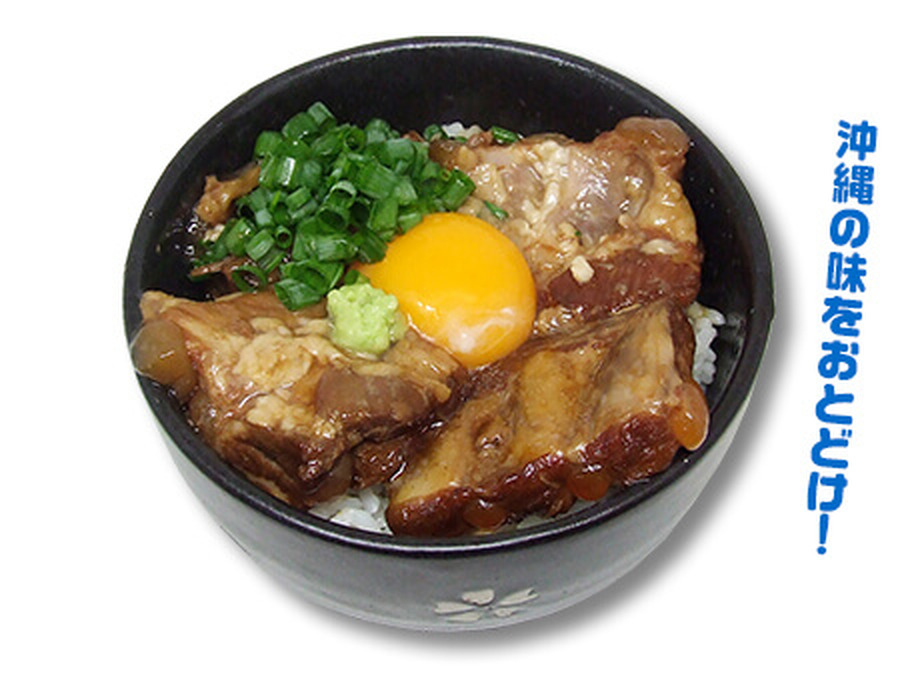 『劇場版 のんのんびより ばけーしょん』カフェ　濃厚ラフテー丼　1,200円（税別）　(C)2018 あっと・KADOKAWA刊/旭丘分校管理組合劇場