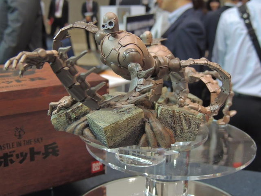 【東京おもちゃショー 2013】すさまじい破壊力をもつラピュタの「ロボット兵」現る － 会場限定で飛行石も配布中