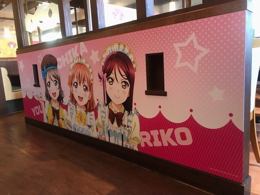 ココス×ラブライブ！サンシャイン!!「輝け！ みんなの笑顔キャンペーン」沼津IC店ラッピング写真(C)2017 プロジェクトラブライブ！サンシャイン!!