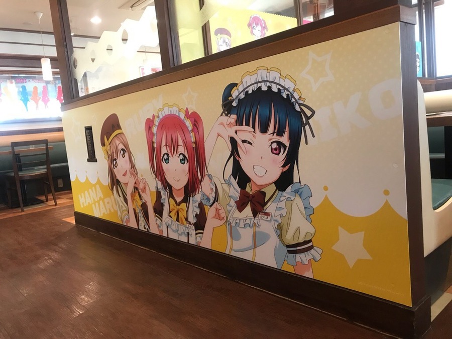 ココス×ラブライブ！サンシャイン!!「輝け！ みんなの笑顔キャンペーン」沼津IC店ラッピング写真(C)2017 プロジェクトラブライブ！サンシャイン!!