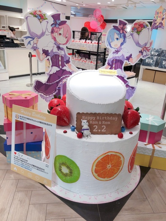 「Re:ゼロから始めるラムとレムの誕生日生活2019 in渋谷マルイ」ラムとレムがお出迎え（C）長月達平・株式会社KADOKAWA刊／Re:ゼロから始める異世界生活製作委員会