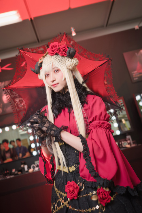 【コスプレ】男の娘レイヤー・椛乃ねむ、“赤の魔女”が本物の女性と見まごうほど美しい【ウルアコKATEブース】