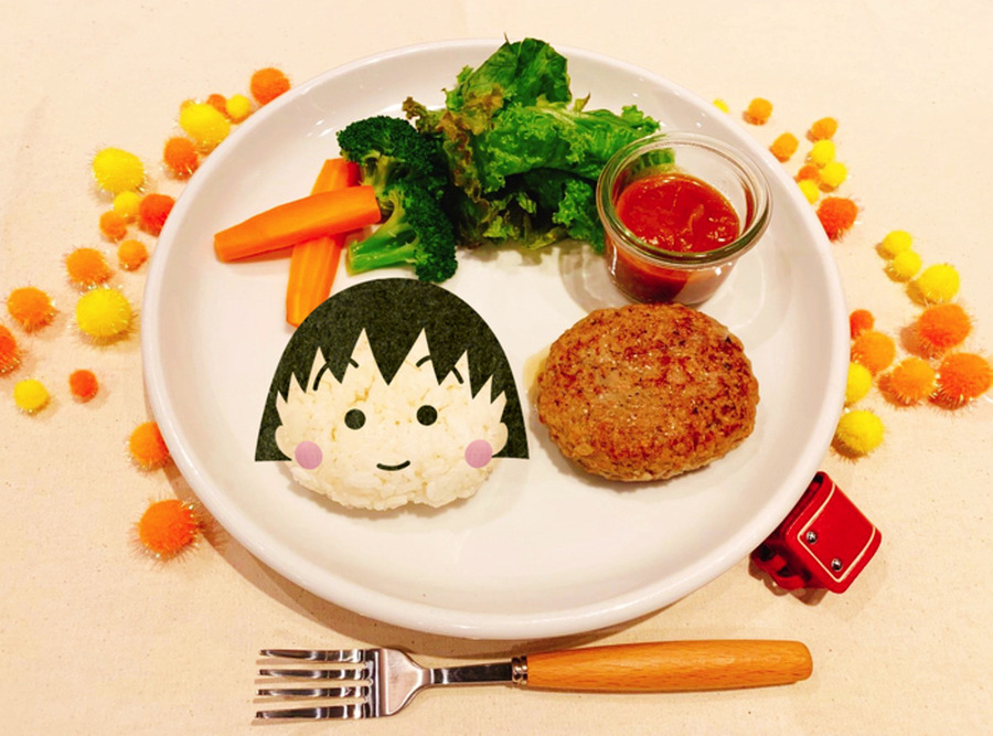 「ちびまる子ちゃん　×　TOWER RECORDS CAFE」まるちゃんのハンバーグプレート：1,500円（C）さくらプロダクション/日本アニメーション