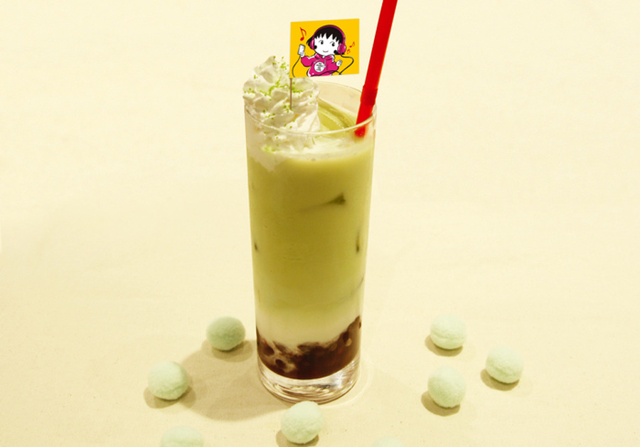 「ちびまる子ちゃん　×　TOWER RECORDS CAFE」お茶にこだわるまるちゃんの静岡茶入り抹茶ラテ：700円（C）さくらプロダクション/日本アニメーション