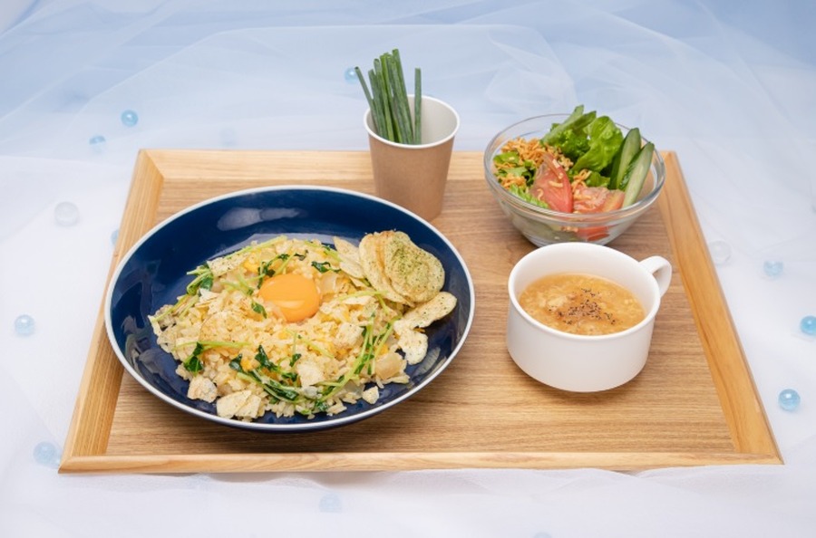 「天気の子カフェ」陽菜お手製　ごま油香る豆苗ポテチャーハンセット 1,490円（C）2019「天気の子」製作委員会