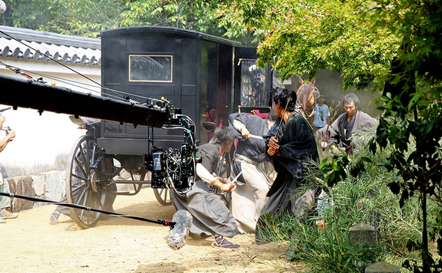 姫路城西御屋敷跡庭園・好古園ロケ／(C) 和月伸宏／集英社 (C) 2014「るろうに剣心 京都大火／伝説の最期」製作委員会