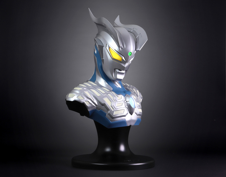 「ULTRAMAN ARCHIVES CLASSIC ARTS SUIT SIZE BUST ウルトラマンゼロ」198,000円(税抜) （C）TSUBURAYA PRODUCTIONS