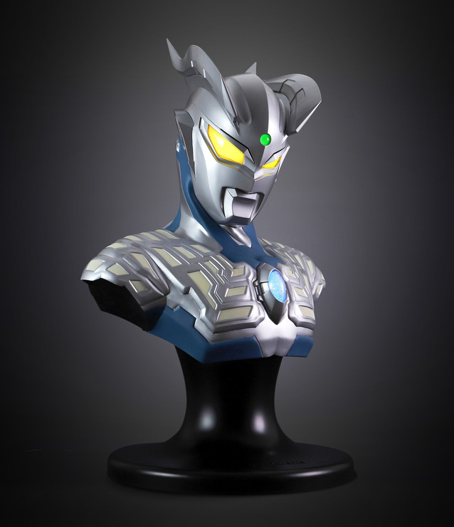 「ULTRAMAN ARCHIVES CLASSIC ARTS SUIT SIZE BUST ウルトラマンゼロ」198,000円(税抜) （C）TSUBURAYA PRODUCTIONS