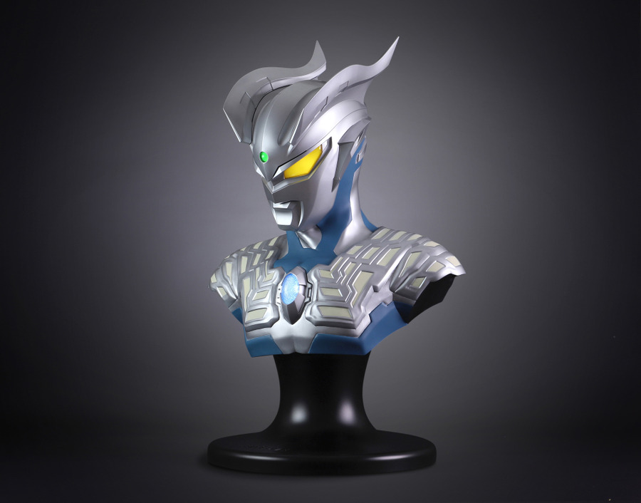 「ULTRAMAN ARCHIVES CLASSIC ARTS SUIT SIZE BUST ウルトラマンゼロ」198,000円(税抜) （C）TSUBURAYA PRODUCTIONS