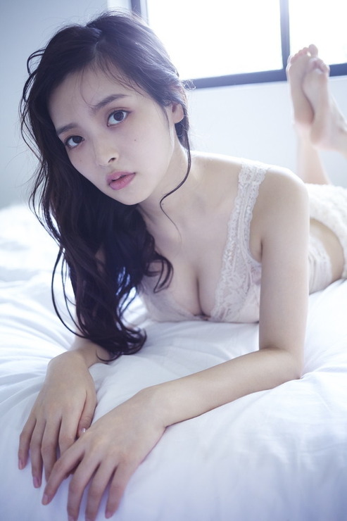 上坂すみれ写真集「すみれいろ」2,727円（税別）