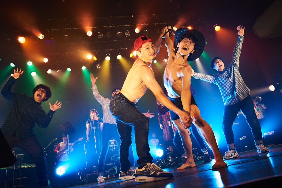 「THE REAL AKIBA BOYZ ONEMAN LIVE-SUPER FRESH BAND LIVE-」ステージの様子　写真/AYATO.