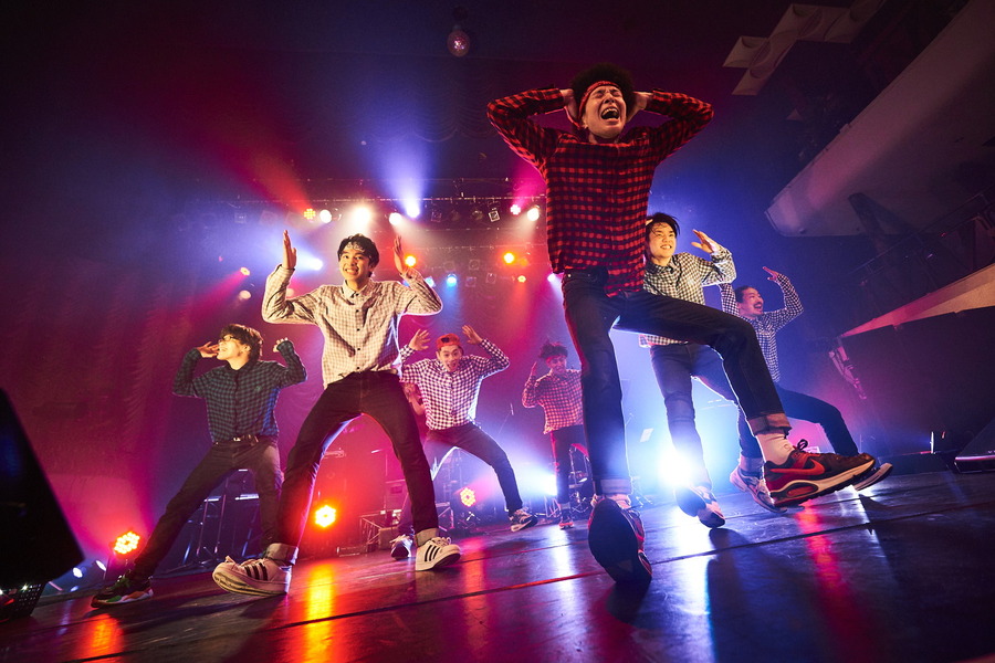 「THE REAL AKIBA BOYZ ONEMAN LIVE-SUPER FRESH BAND LIVE-」ステージの様子　写真/AYATO.