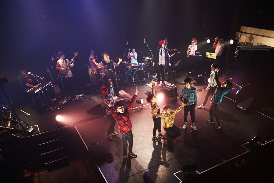 「THE REAL AKIBA BOYZ ONEMAN LIVE-SUPER FRESH BAND LIVE-」ステージの様子　写真/AYATO.