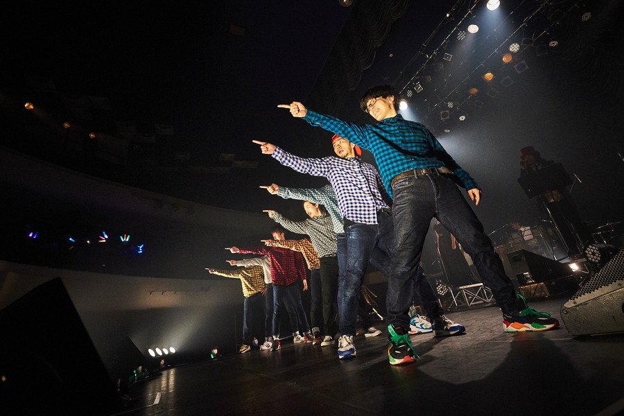 「THE REAL AKIBA BOYZ ONEMAN LIVE-SUPER FRESH BAND LIVE-」ステージの様子　写真/AYATO.