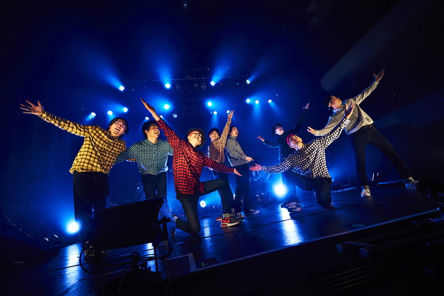 「THE REAL AKIBA BOYZ ONEMAN LIVE-SUPER FRESH BAND LIVE-」ステージの様子　写真/AYATO.