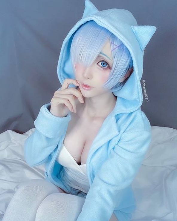 美人コスプレイヤーのカモミールが「リゼロ」レムのコスプレ披露　猫耳フード姿に「最高にキュート」とファン大興奮！