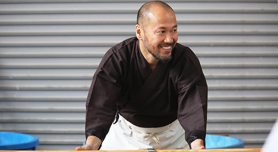 「平成長尺大紙」作りに挑む、井上雄彦／photo: 鈴木愛子