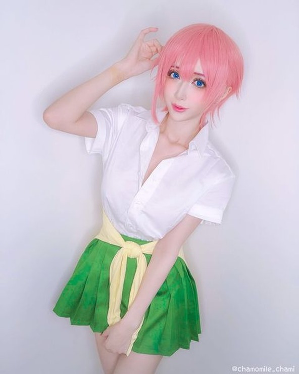 「最高に素敵」「Kawaii」コスプレイヤー・カモミール、「五等分の花嫁」中野一花の美麗コスに国内外から反響