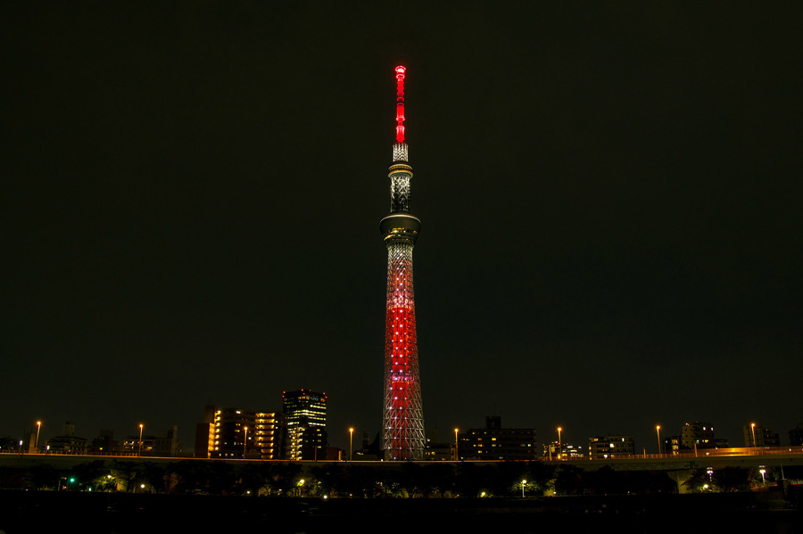 「鬼滅の刃×スカイツリーのコラボイベント“天空への願い”」炎をイメージしたライティング（C）吾峠呼世晴／集英社・アニプレックス・ufotable（C）TOKYO-SKYTREE