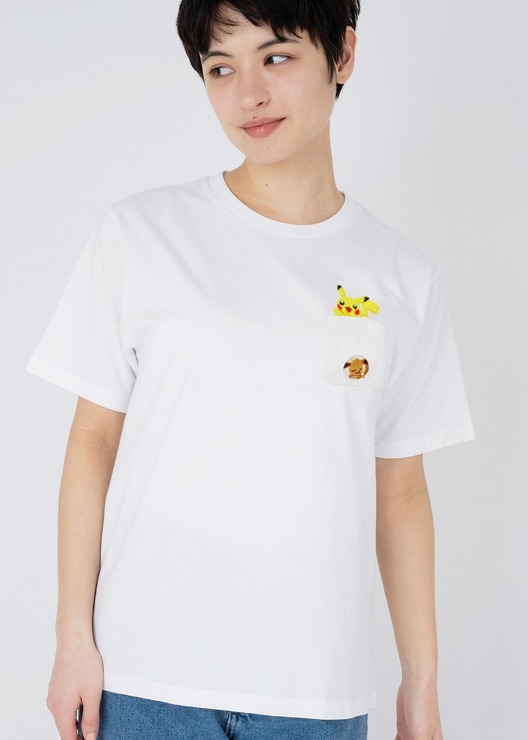 Tシャツ「ピカチュウ&イーブイ ポケット」3,500円（税込）（サイズ：SS/S/M/L/XL）（C）Pokemon. （C）Nintendo/Creatures Inc./GAME FREAK inc.ポケットモンスター・ポケモン・Pokémonは任天堂・クリーチャーズ・ゲームフリークの登録商標です。