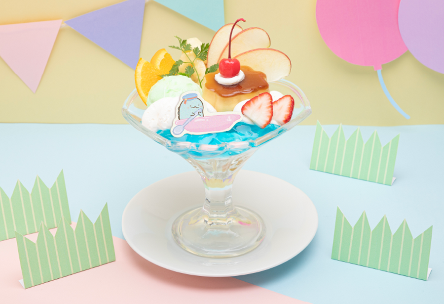 「すみっコぐらしカフェ～　ようこそ！たべもの王国～」「たべもの王国のソーダの湖」プリンアラモード（C）2023 San-X Co., Ltd. All Rights Reserved.