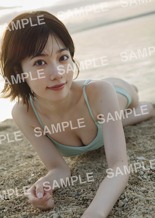 「礒部花凜 1st写真集 私めく」Amazon.co.jp限定特典・ブロマイド絵柄 Photo by Hiroshi Fujiwara