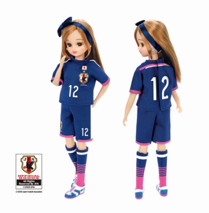 「リカちゃん なでしこジャパンモデル 2015」（C）TOMY （C）2009 Japan Football Association