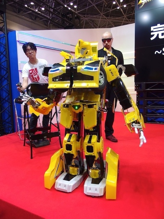 「バンブルビー クォーター」ロボット形態。普通に動く