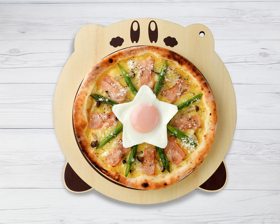 『星のカービィ』「Kirby Café」「カービィカフェの本格窯焼きピッツァ クリーミー・カルボナーラ ～星がただんを添えて～」1,738円（税込）（C）Nintendo / HAL Laboratory, Inc.