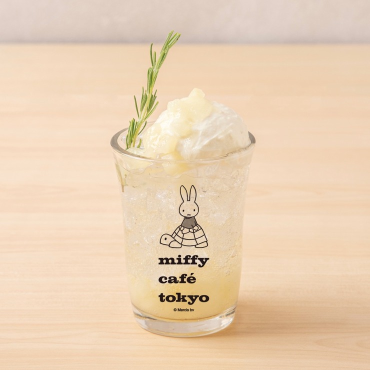 「miffy café tokyo」「おいしいなし」のソーダ Illustrations Dick Bruna（C）copyright Mercis bv,1953-2025　www.miffy.com