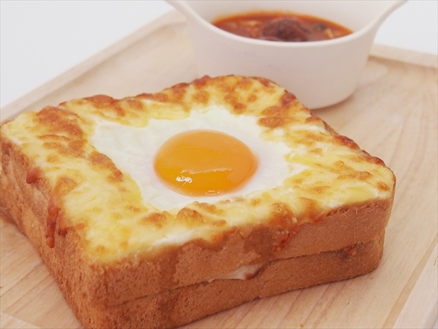 「ジブリの大博覧会」まっくろバーガーや目玉焼きトースト、作品をイメージしたメニューが登場