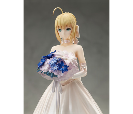 Fate」セイバー“あなたが私のマスターか” 純白ロイヤルドレス姿の