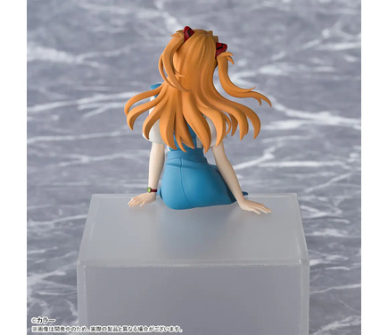 制服姿でちょこんと座る「アスカ」が可愛い！「エヴァ」TVシリーズ放送