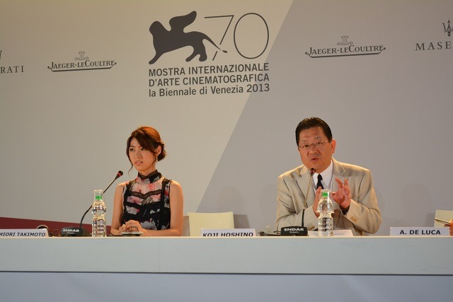 左）瀧本美織さん、右）スタジオジブリ星野康二代表取締役社長　ヴェネチア国際映画祭Palazzo del Casino