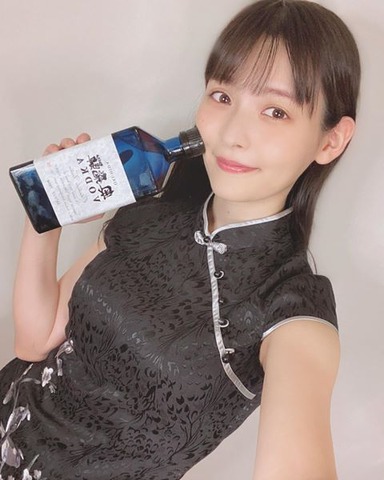 上坂すみれが おうち飲み 用のプレイリストをインスタで公開 ウォッカ片手のチャイナ服ショット披露 アニメ アニメ