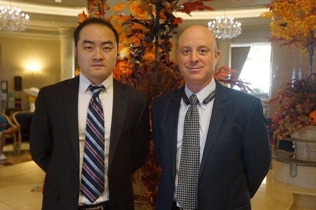 左）クランチロール共同創業者・CEOクン・ガオ氏　右）クランチロール日本法人社長　ビンセント・ショーティノ氏