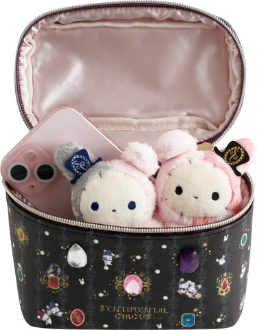 センチメンタルサーカス新テーマ 永遠の魔法と願いのグリモワール「バニティポーチ」使用例（C）2025 SAN-X CO., LTD. ALL RIGHTS RESERVED.