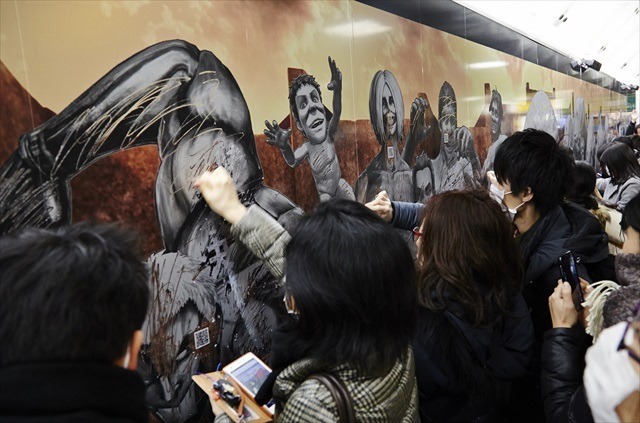巨人が東京 大阪に再襲来 進撃の巨人 を描いた大迫力のスクラッチポスターが出現 アニメ アニメ