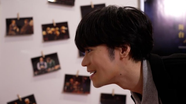 普段は入ることのできない特別な部屋で舞台『ハリー・ポッターと呪いの子』の歴史を振り返る小野賢章