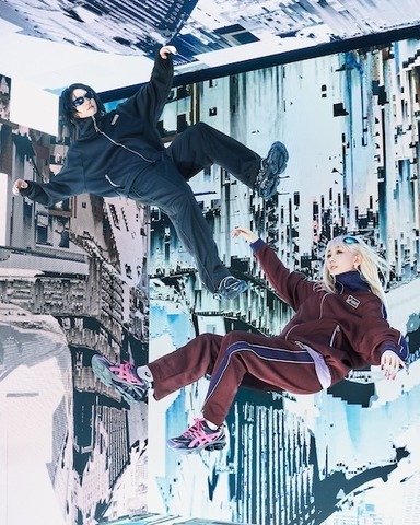 YOASOBIがASICSとコラボ！ 自らデザインに参加したシューズ＆アパレルを発売！