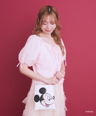 Areeam Disney Collection「Mickey＆Minnie」ミッキー/フェイスポシェット（Off White）使用イメージ