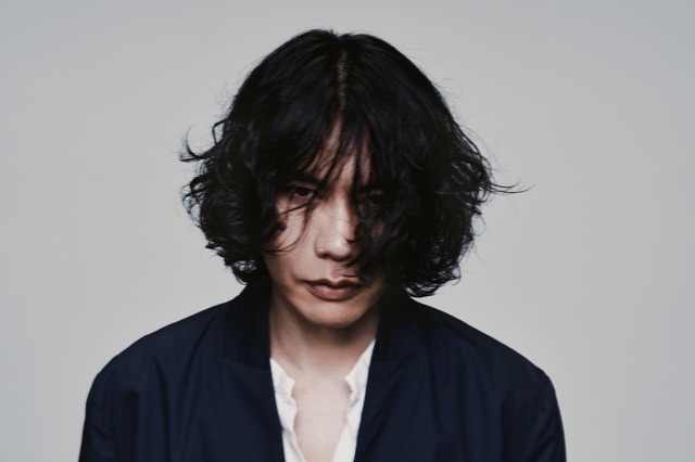 米津玄師 「夜鷹」（Photo by Yohji Uchida）