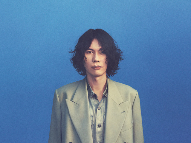 米津玄師「烏」（Photo by Yohji Uchida）