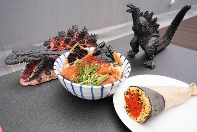 ゴジラの足跡付き　アイスブリュレクレープ&ゴジラ和風ブラック冷やしうどん