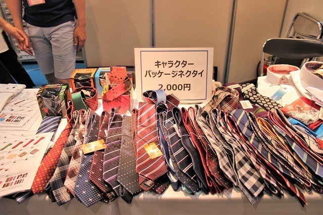 アニメ柄ネクタイの種類は40種類以上！ 「スーツのはるやま」ブース 【コミケ90】