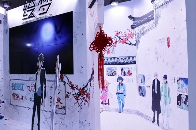 気鋭の制作会社・絵梦 AJブース出展で「霊剣山」「CHEATING CRAFT」など作品パネルを展示